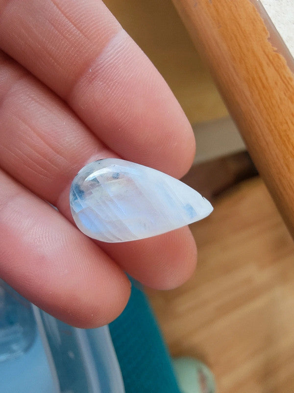 Un cabochon goutte en pierre de lune bleue