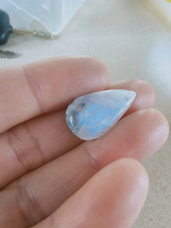 Un cabochon goutte en pierre de lune bleue