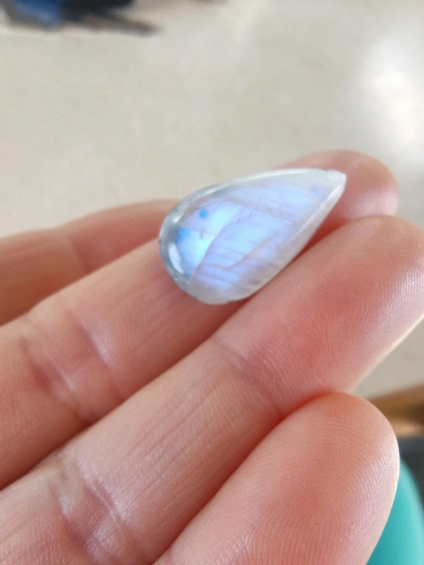 Un cabochon goutte en pierre de lune bleue