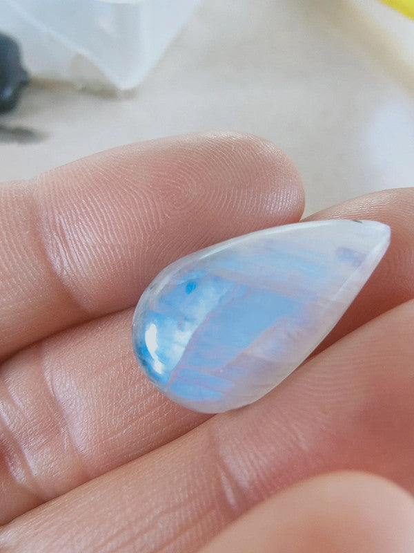 Un cabochon goutte en pierre de lune bleue