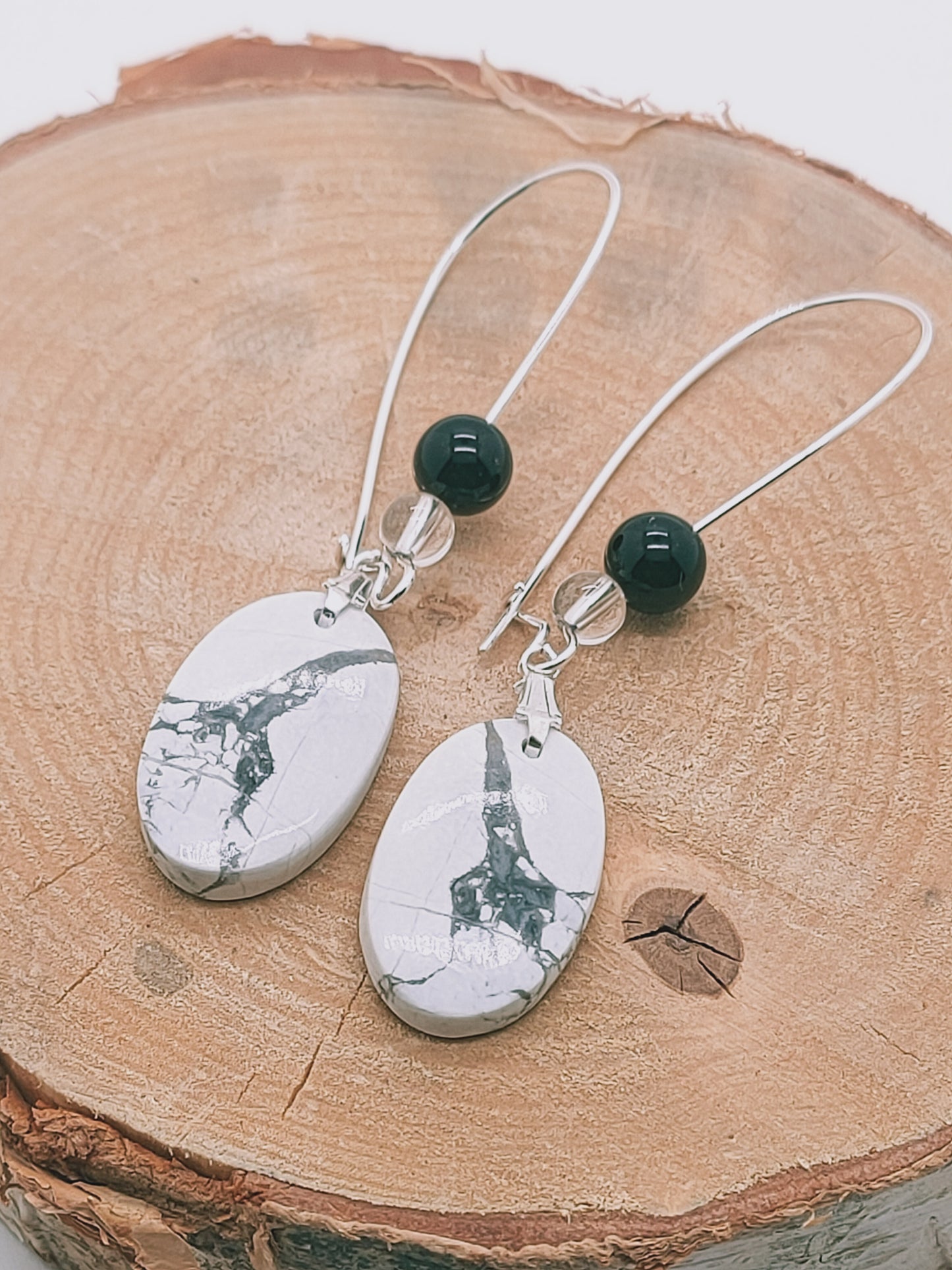 Boucles d'oreille en Howlite, cristal de roche et Spinelle