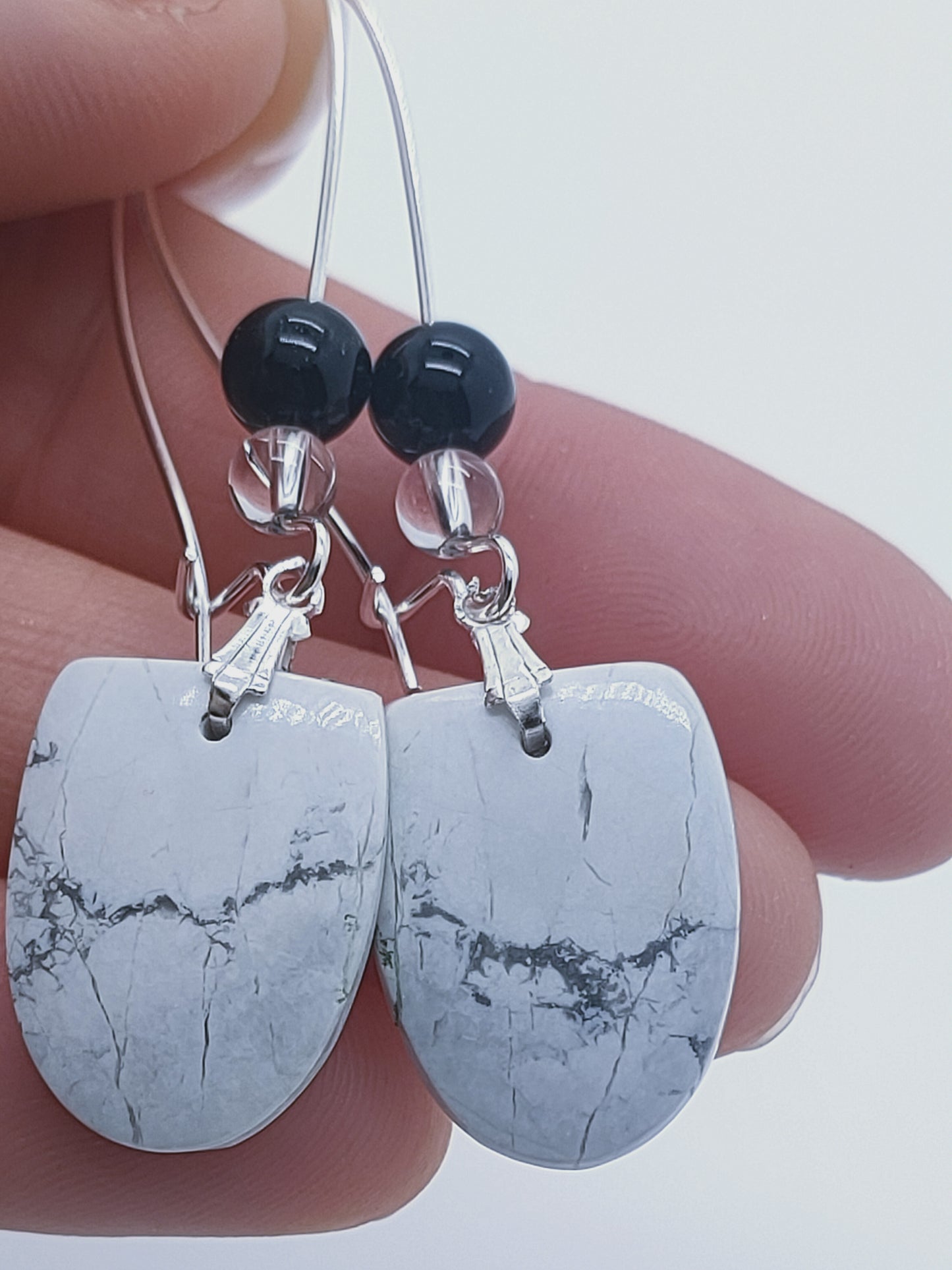 Boucles d'oreille en Howlite, cristal de roche et Spinelle