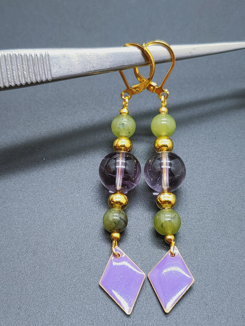 Perles de COLLECTION: Boucle d'oreille en Amethyste et Jade Nephrite