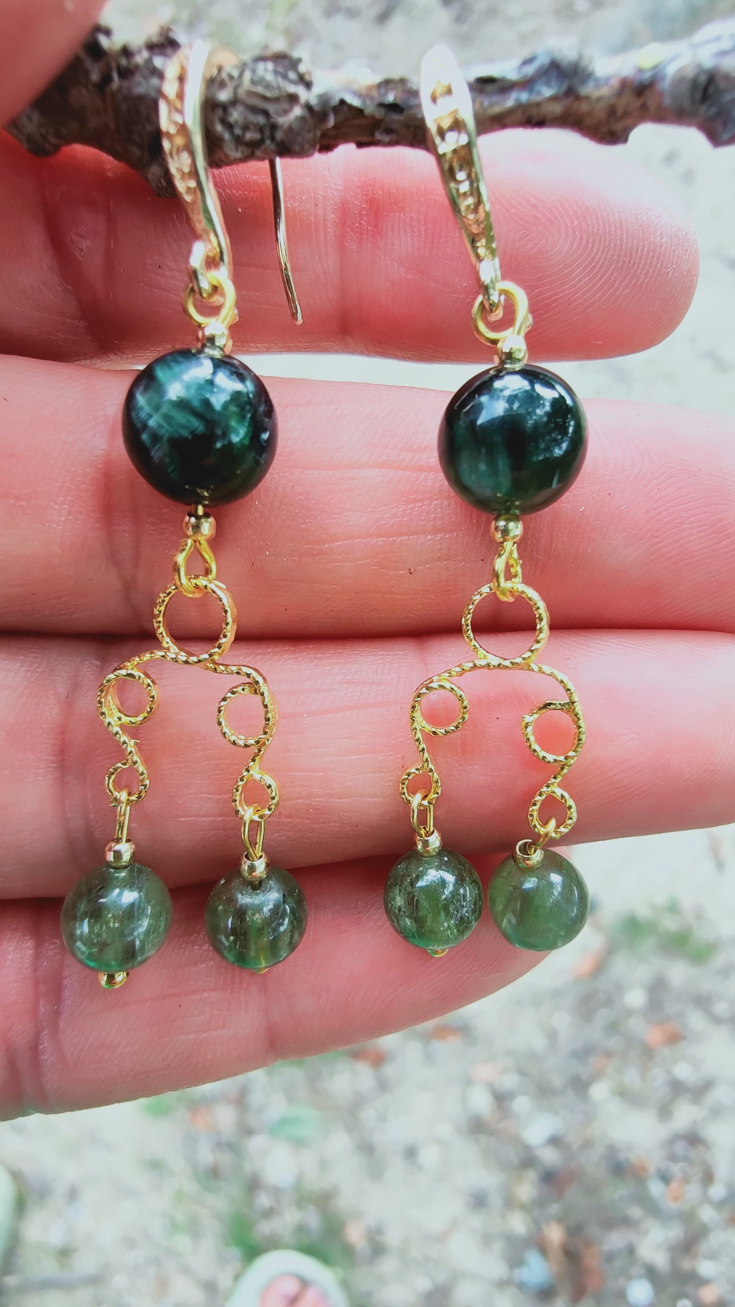 Perles de COLLECTION: Boucles d'oreille en Cyanite et Apatite verte