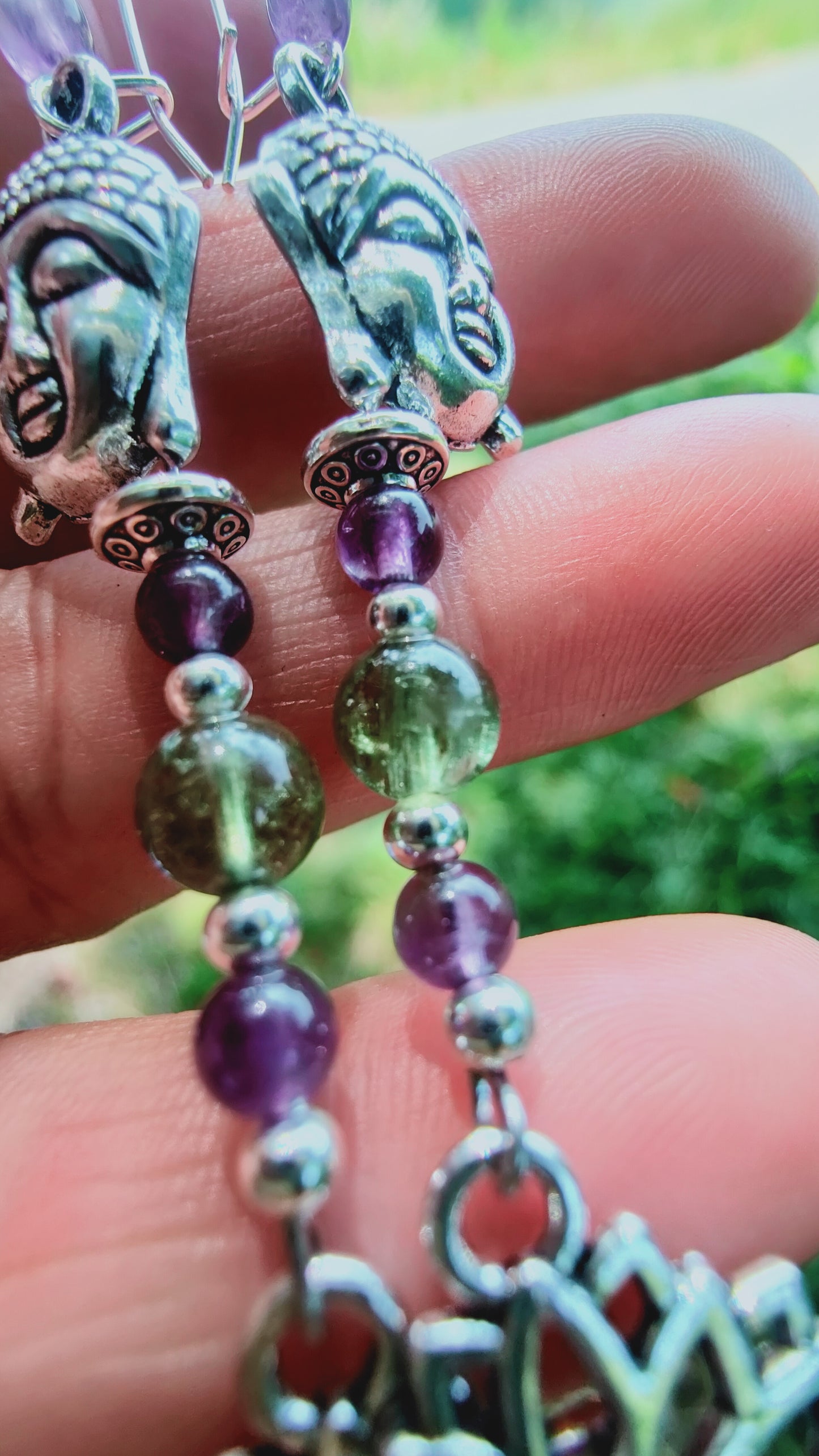 Boucles d'oreilles Bouddha Améthyste et Apatite verte