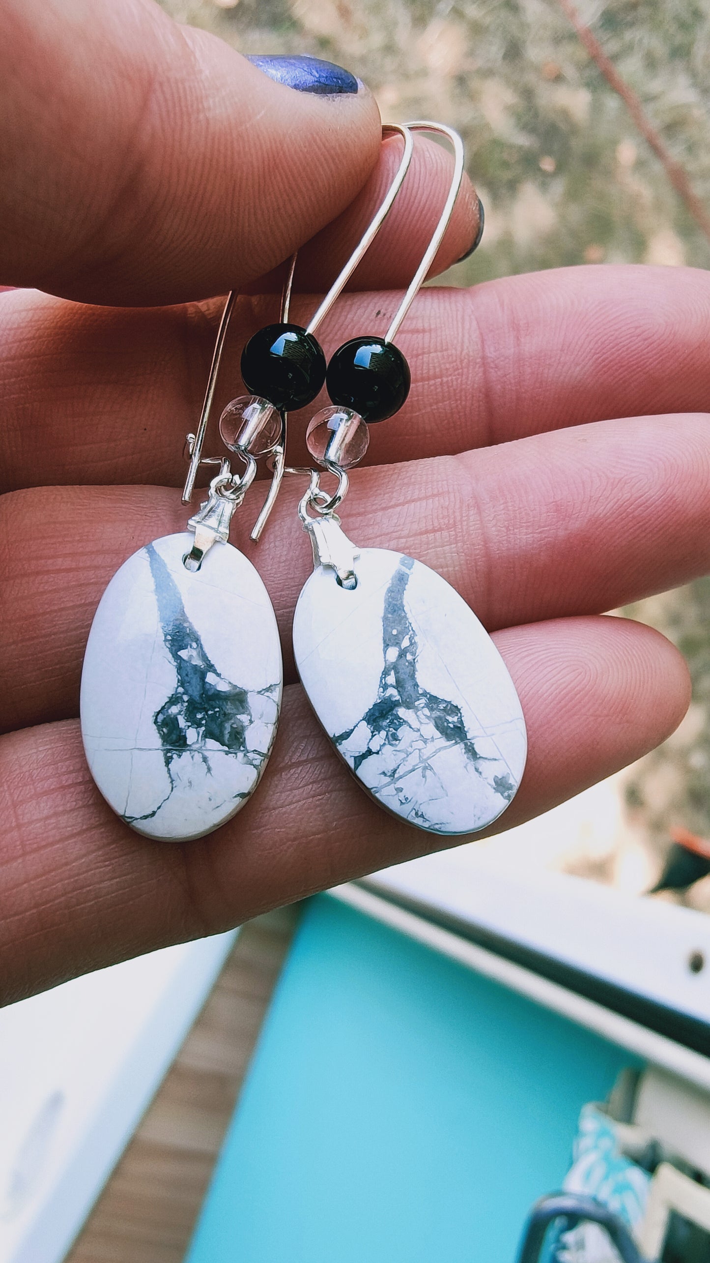 Boucles d'oreille en Howlite, cristal de roche et Spinelle