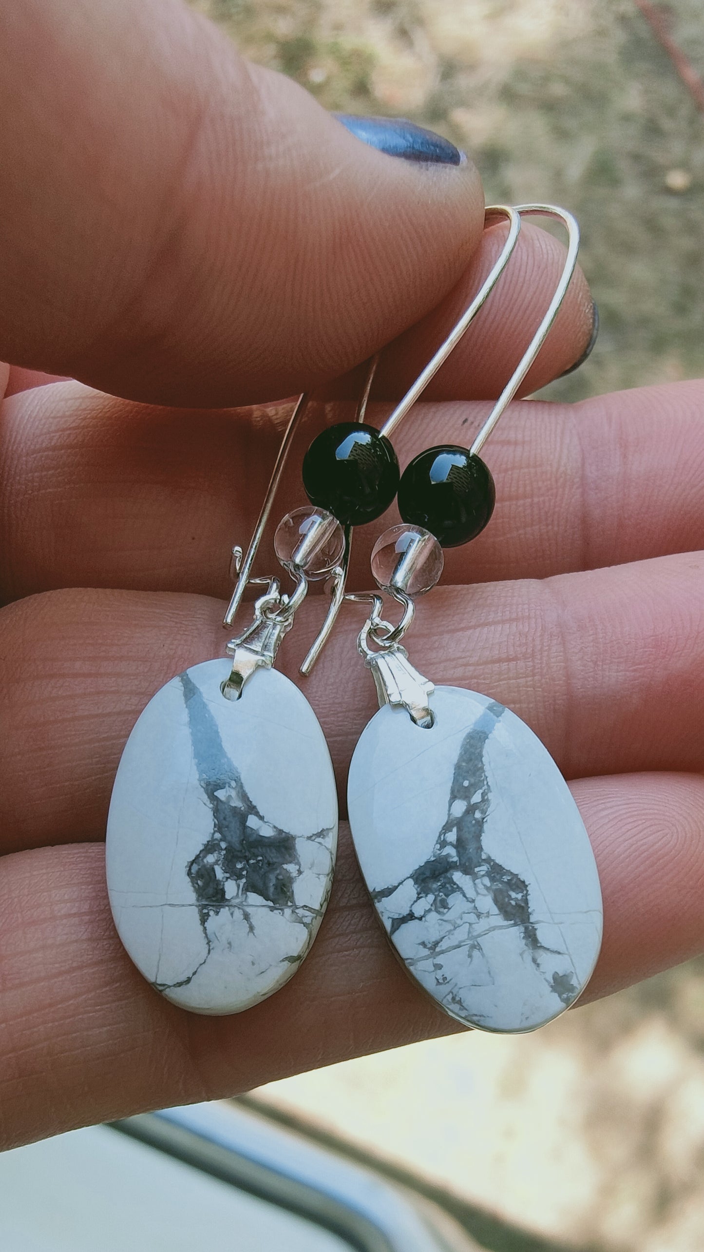 Boucles d'oreille en Howlite, cristal de roche et Spinelle