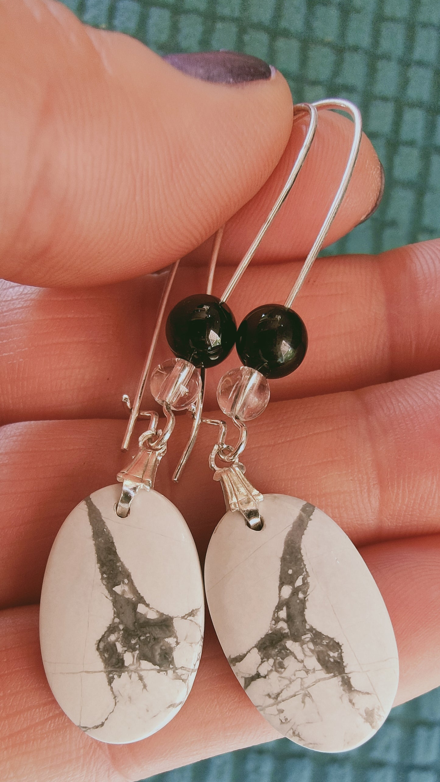 Boucles d'oreille en Howlite, cristal de roche et Spinelle