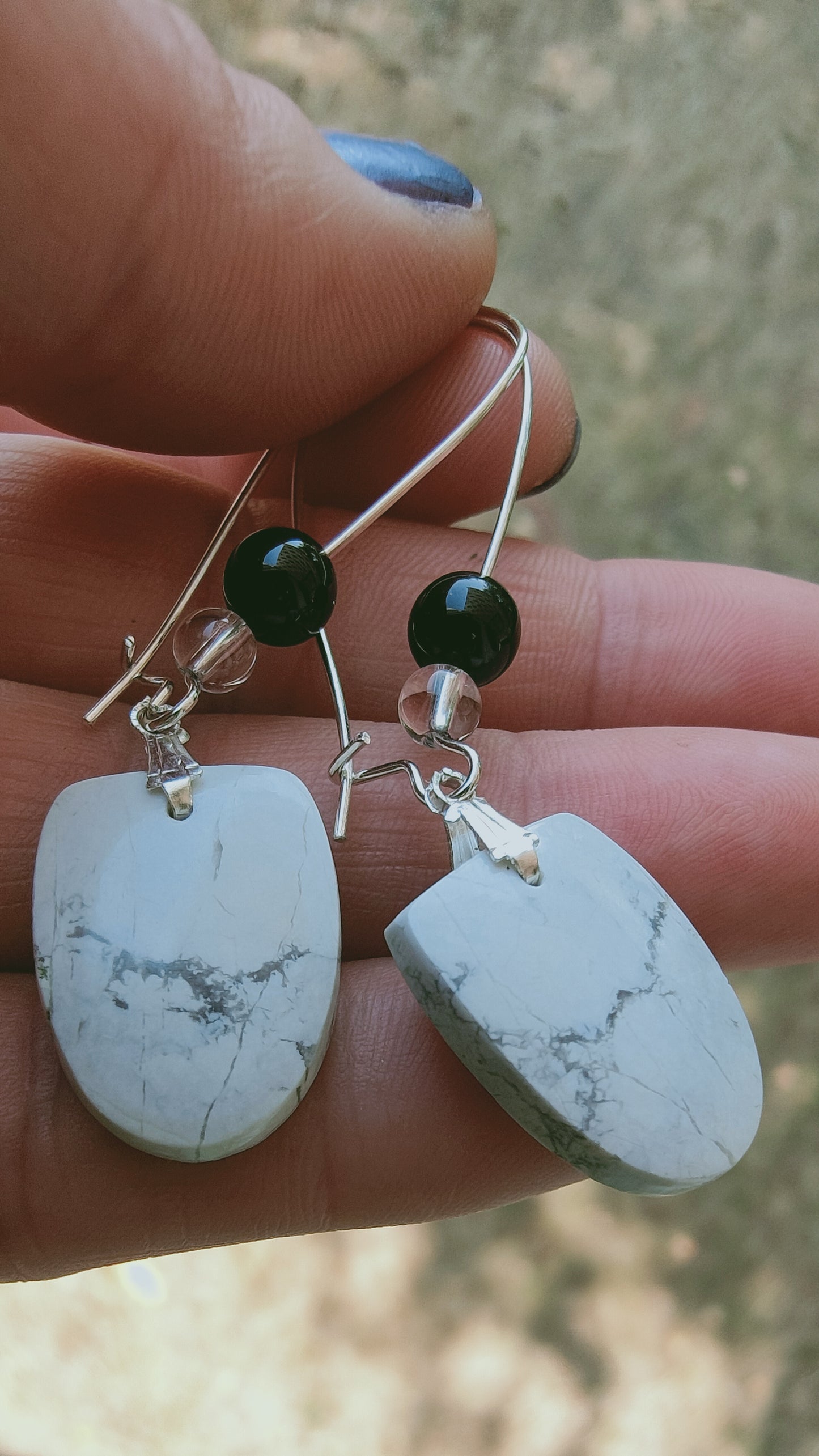 Boucles d'oreille en Howlite, cristal de roche et Spinelle