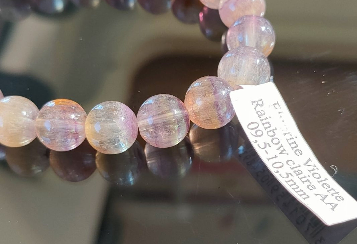Un bracelet en fluorite violette rainbow AA