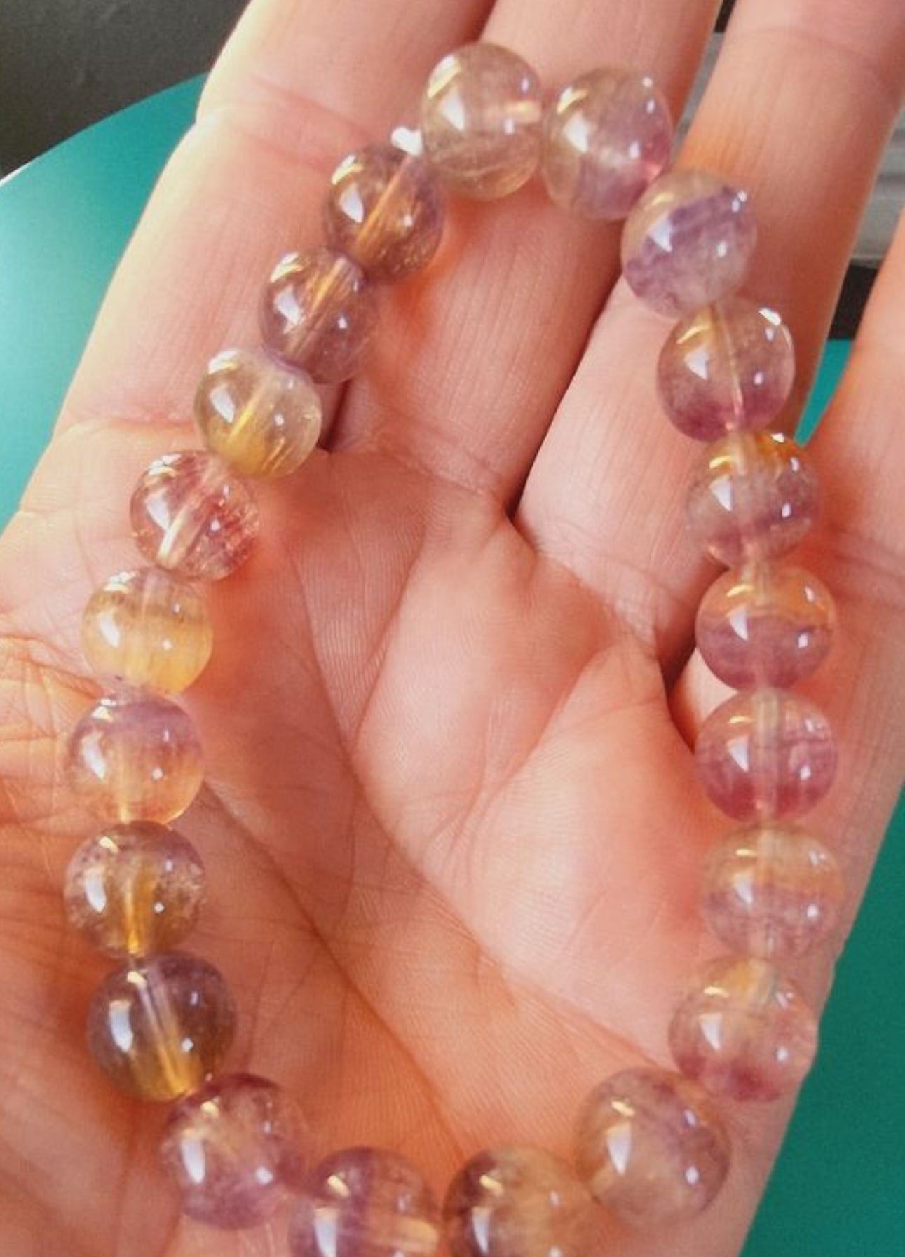 Un bracelet en fluorite violette rainbow AA