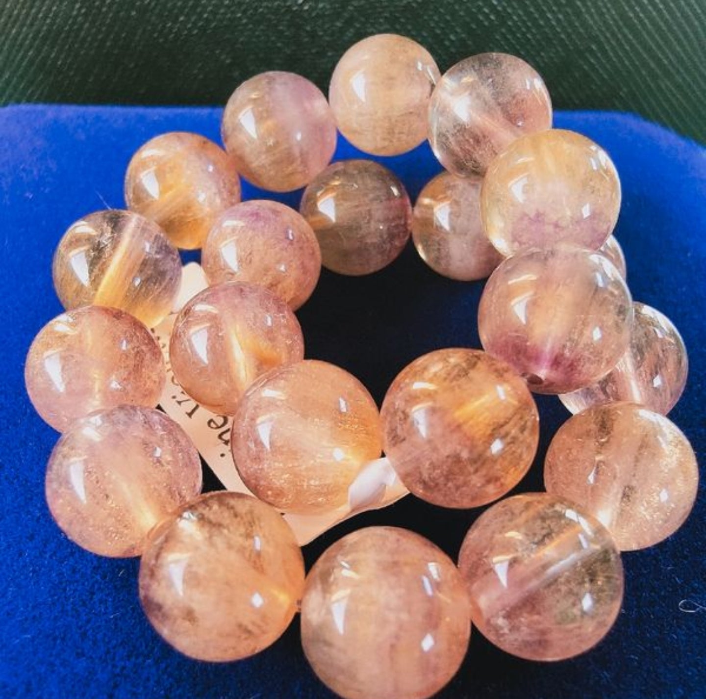 Un bracelet en fluorite violette rainbow AA