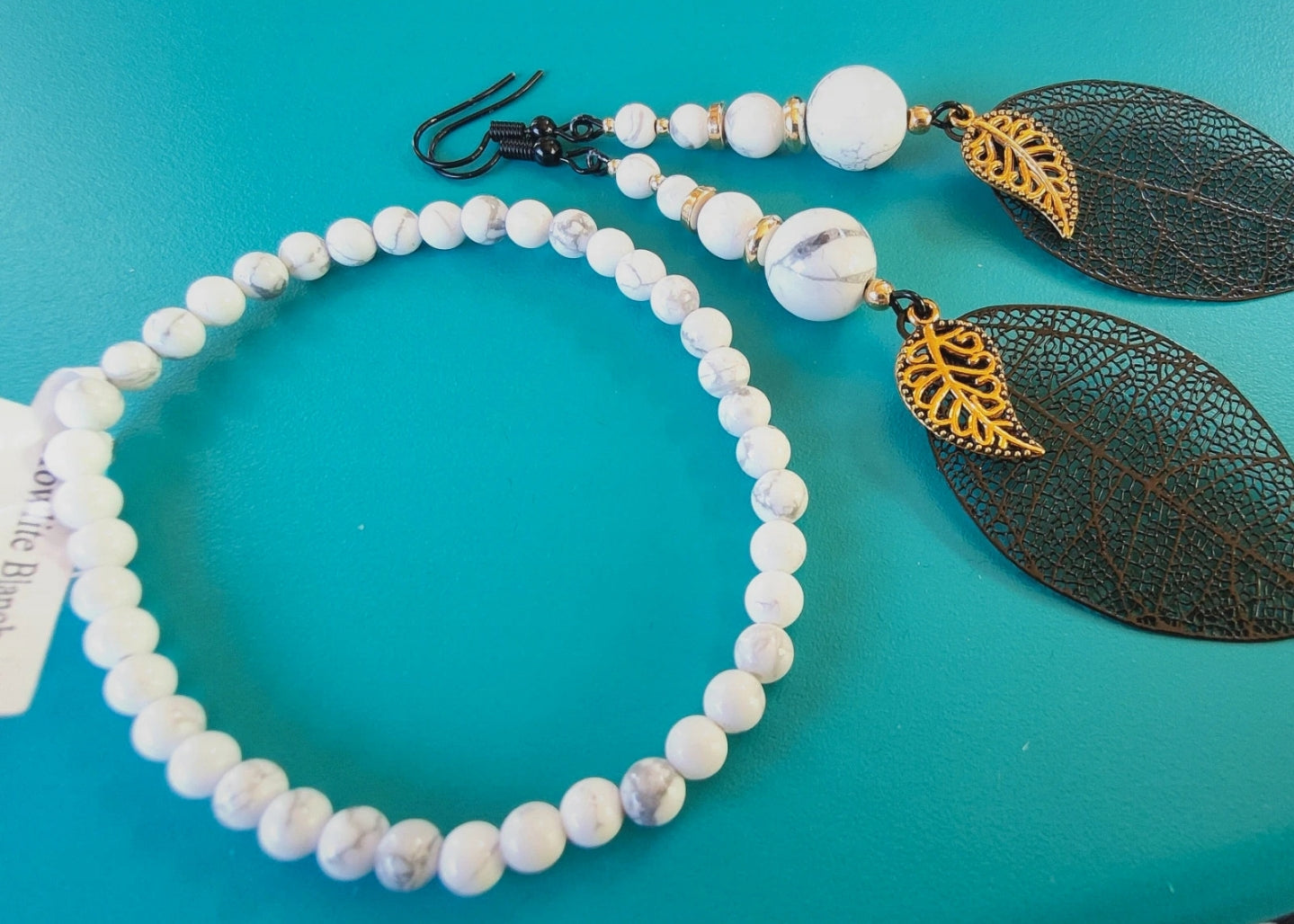 Parure Bracelet et boucle d'oreilles en Howlite blanche