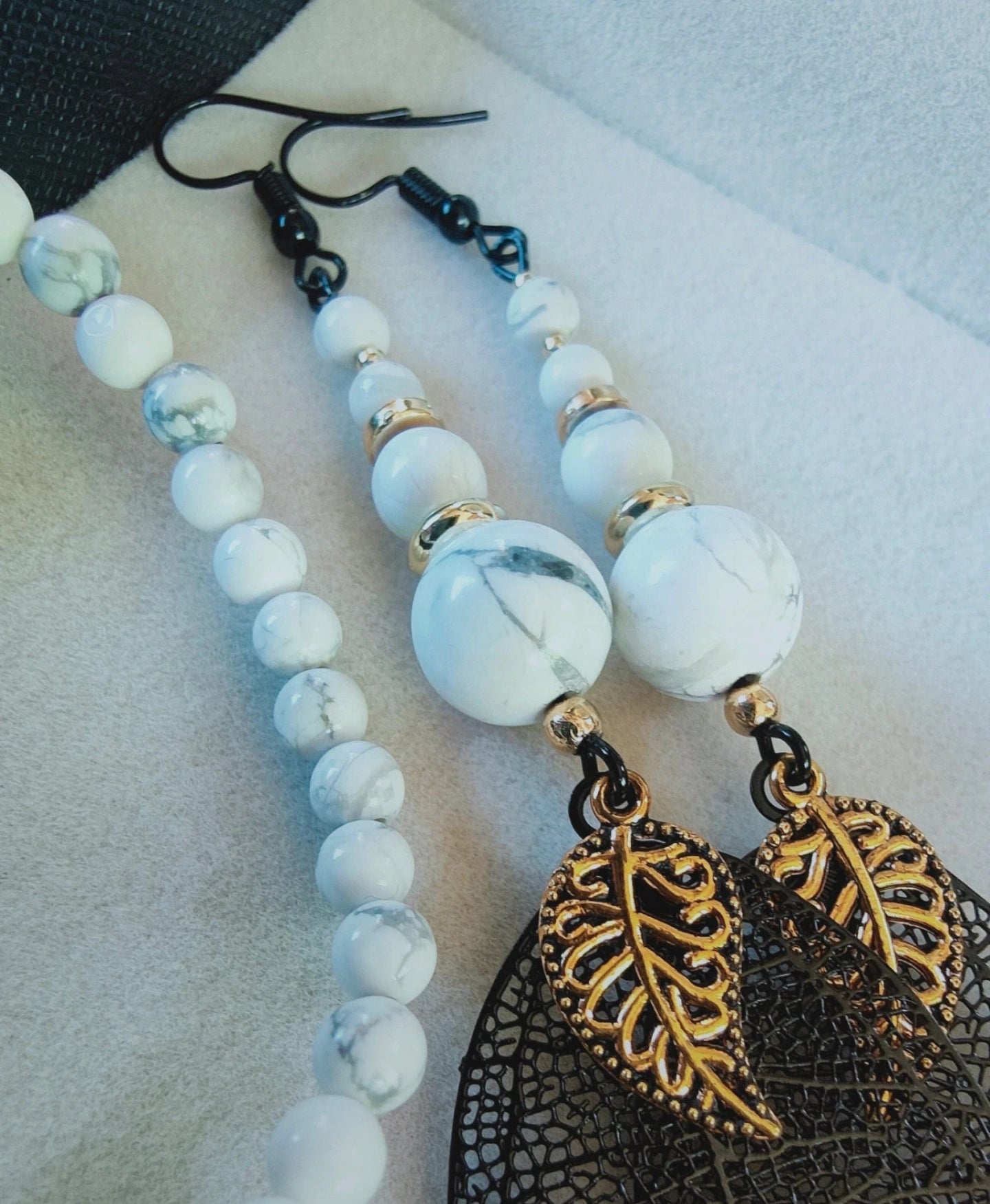 Parure Bracelet et boucle d'oreilles en Howlite blanche