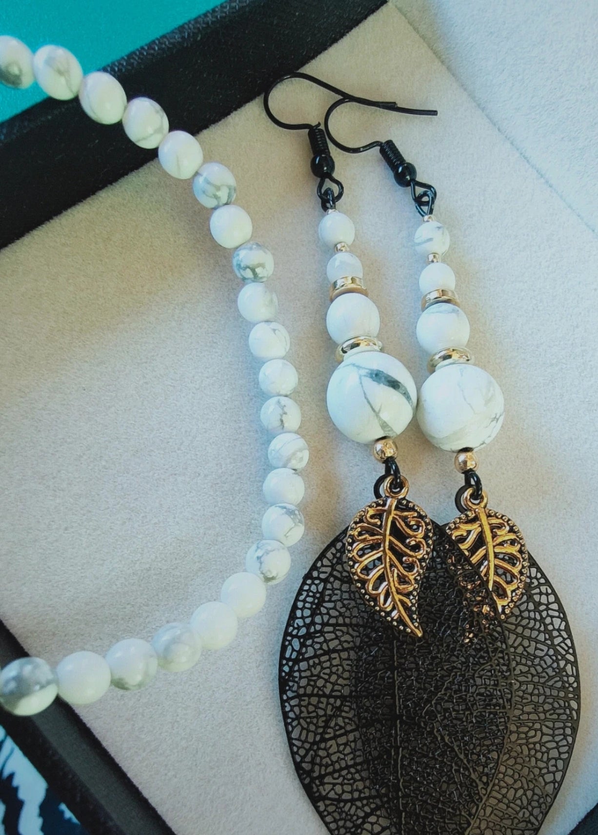 Parure Bracelet et boucle d'oreilles en Howlite blanche