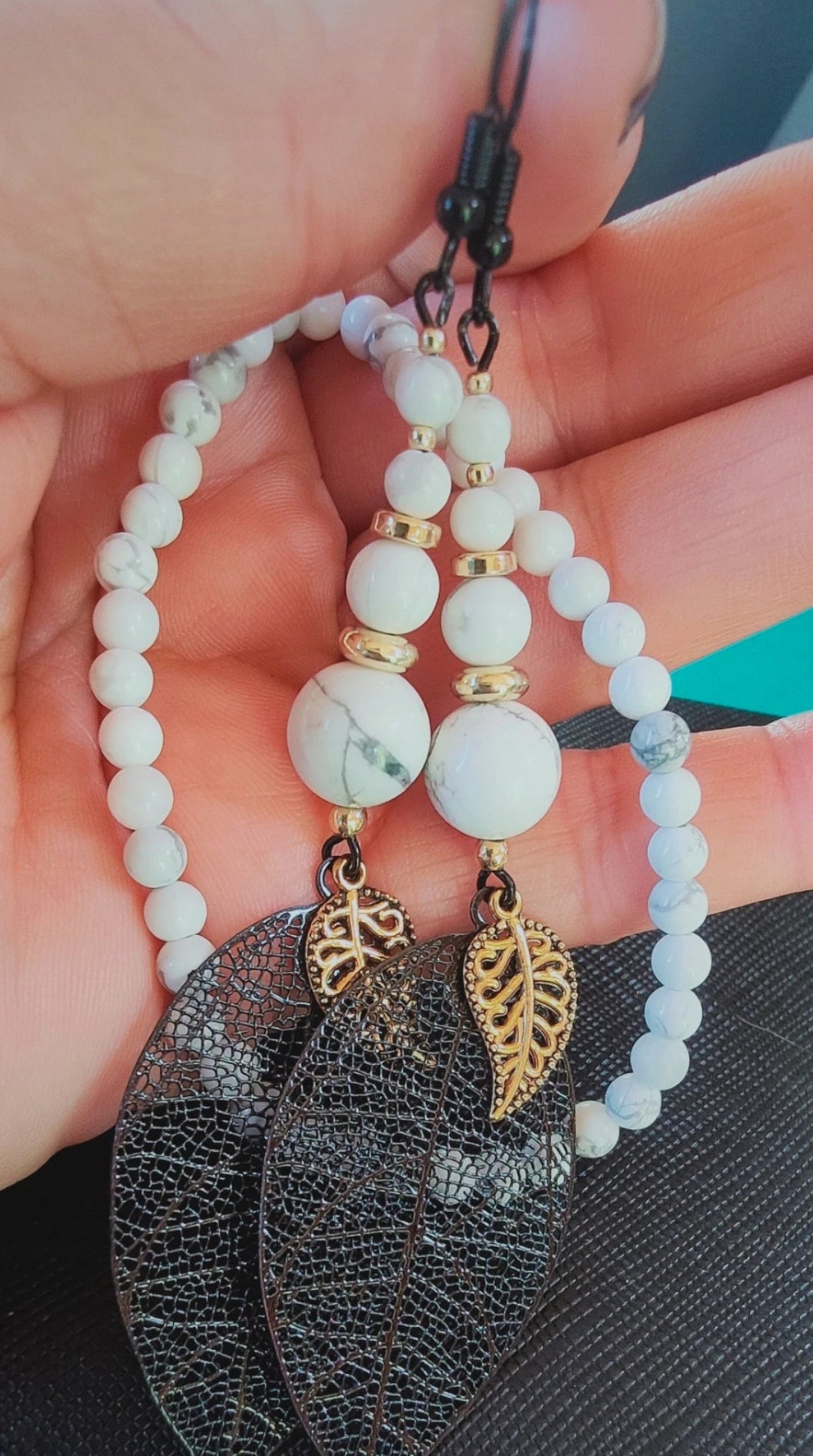 Parure Bracelet et boucle d'oreilles en Howlite blanche