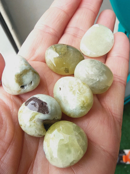 1 jade jaune avec cavité naturelle grade AA