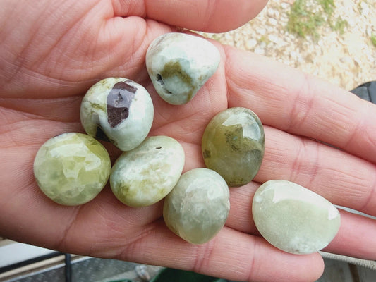 1 jade jaune avec cavité naturelle grade AA