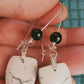 Boucles d'oreille en Howlite, cristal de roche et Spinelle