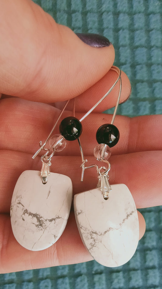 Boucles d'oreille en Howlite, cristal de roche et Spinelle