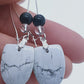 Boucles d'oreille en Howlite, cristal de roche et Spinelle