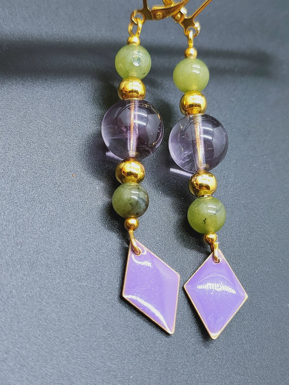 Perles de COLLECTION: Boucle d'oreille en Amethyste et Jade Nephrite