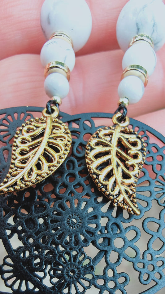 Boucles d'oreille noire et or en Howlite