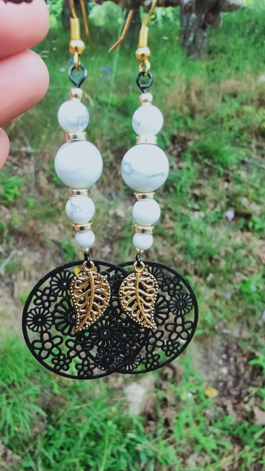 Boucles d'oreille noire et or en Howlite