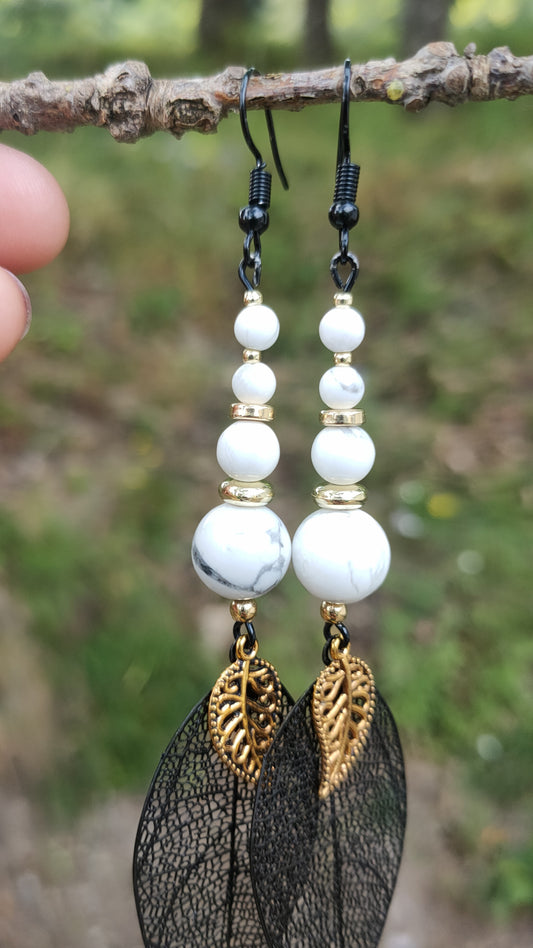 Boucles d'oreille noire et or en Howlite