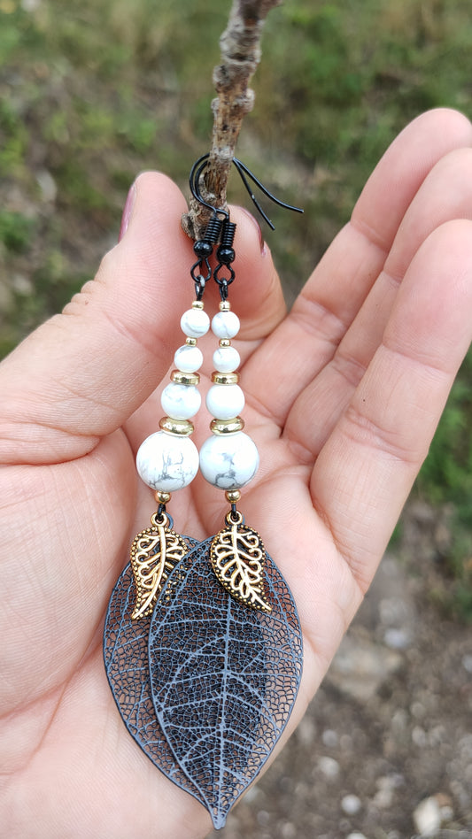 Boucles d'oreille noire et or en Howlite