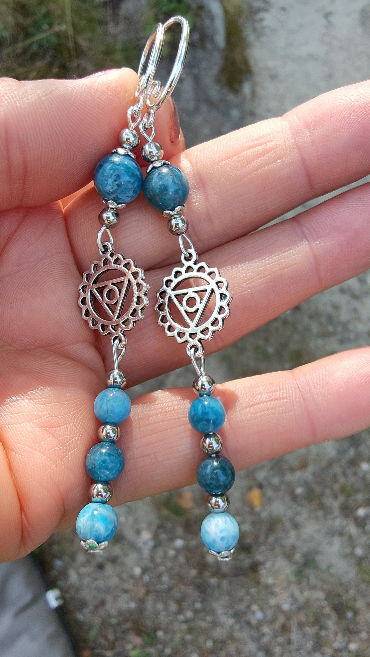 Boucles d'oreille en Apatite , chakra de la gorge