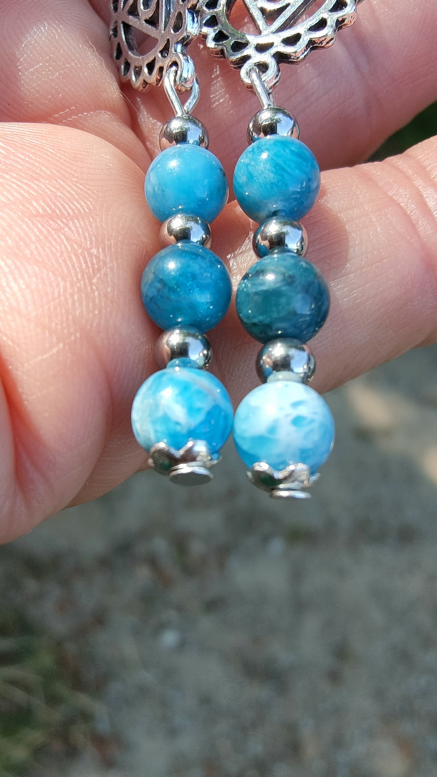 Boucles d'oreille en Apatite , chakra de la gorge