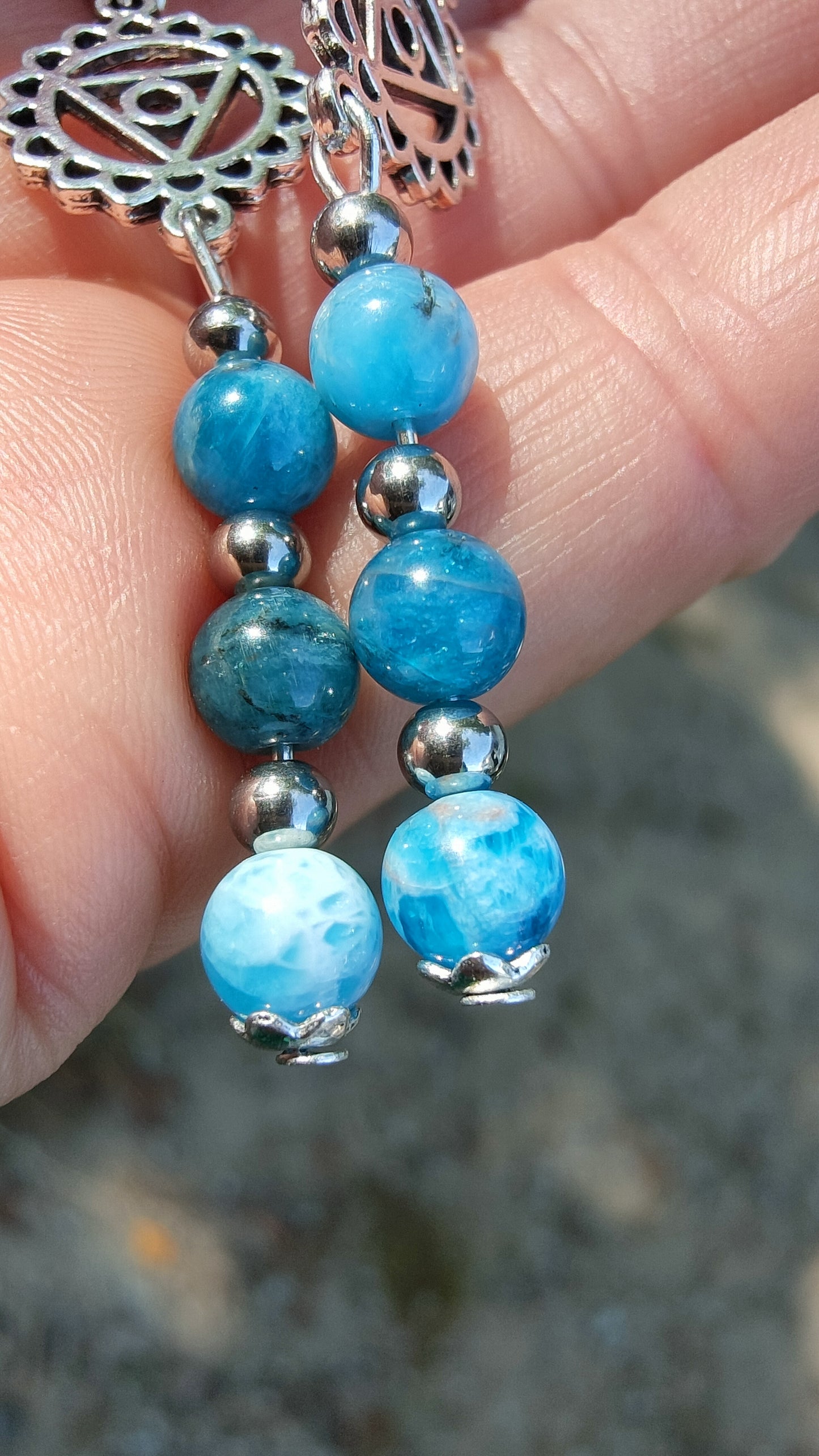 Boucles d'oreille en Apatite , chakra de la gorge