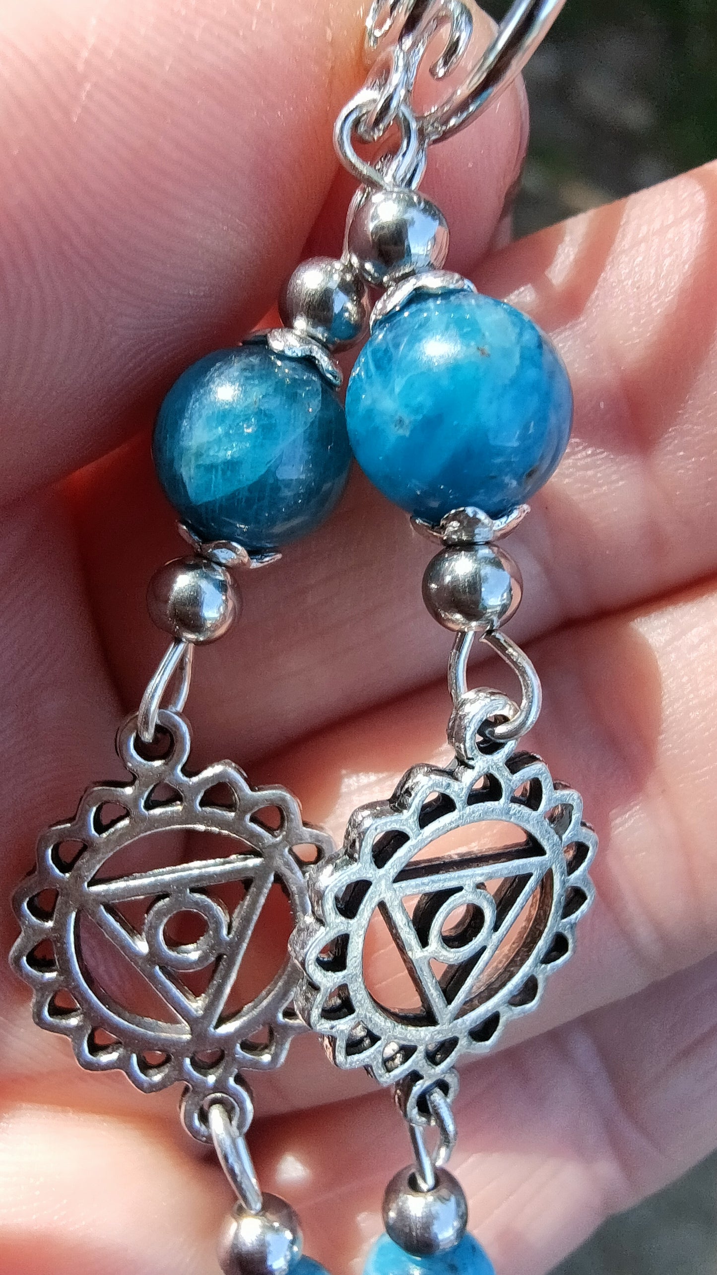 Boucles d'oreille en Apatite , chakra de la gorge