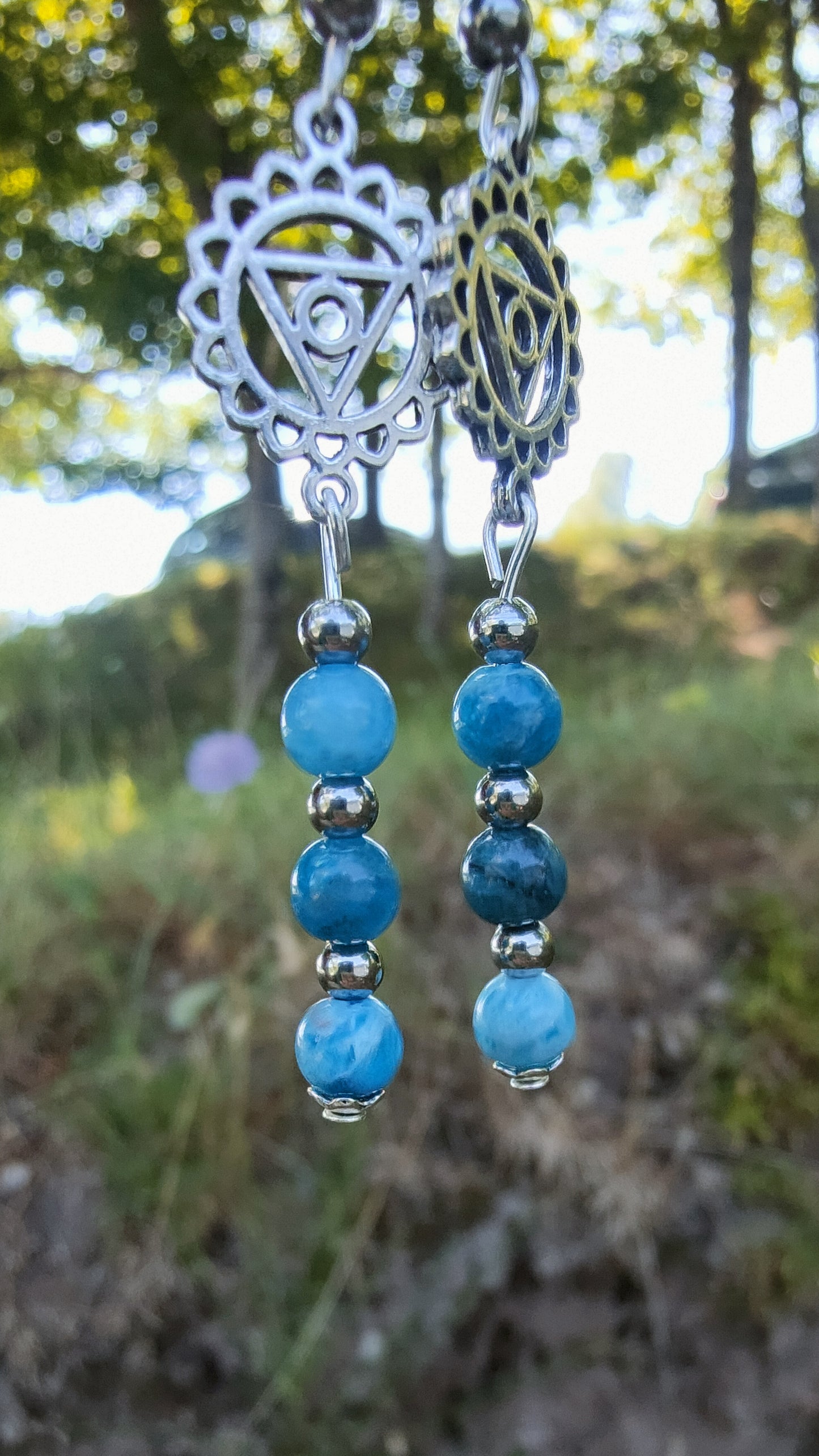 Boucles d'oreille en Apatite , chakra de la gorge