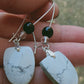 Boucles d'oreille en Howlite, cristal de roche et Spinelle
