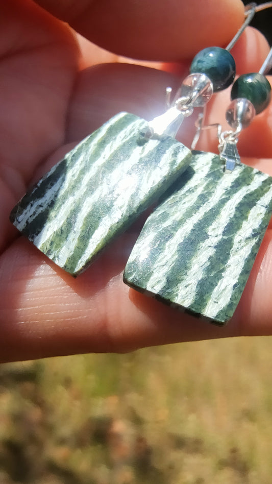 Boucles d'oreille en Chrysotile, cristal de roche et agate arbre