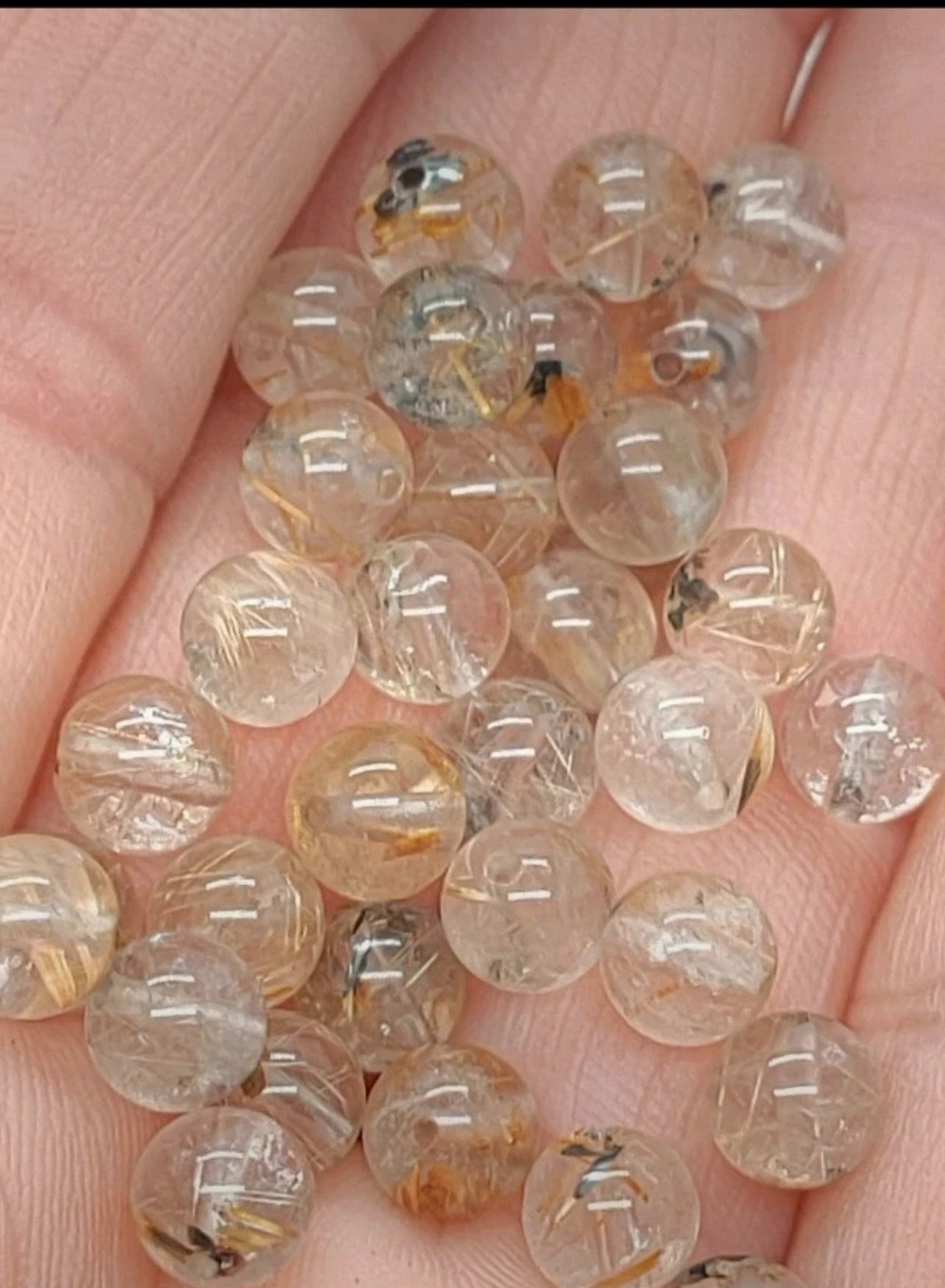 Perle en  cristal de roche avec inclusion en rutile et hématite A+ 6 mm - à l'unité