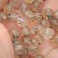 Perle en  cristal de roche avec inclusion en rutile et hématite A+ 6 mm - à l'unité