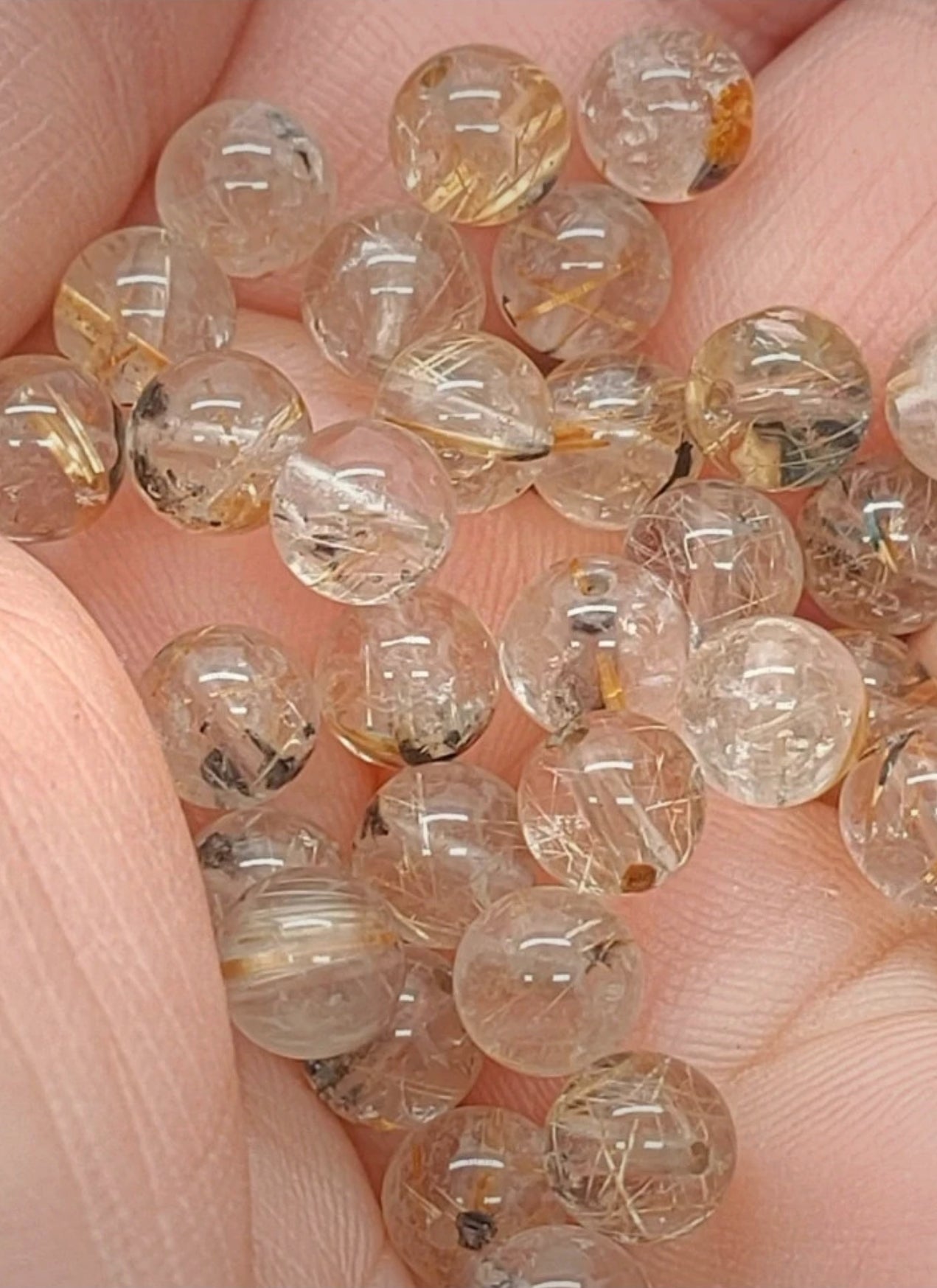 Perle en  cristal de roche avec inclusion en rutile et hématite A+ 6 mm - à l'unité