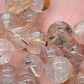 Perle en  cristal de roche avec inclusion en rutile et hématite A+ 6 mm - à l'unité