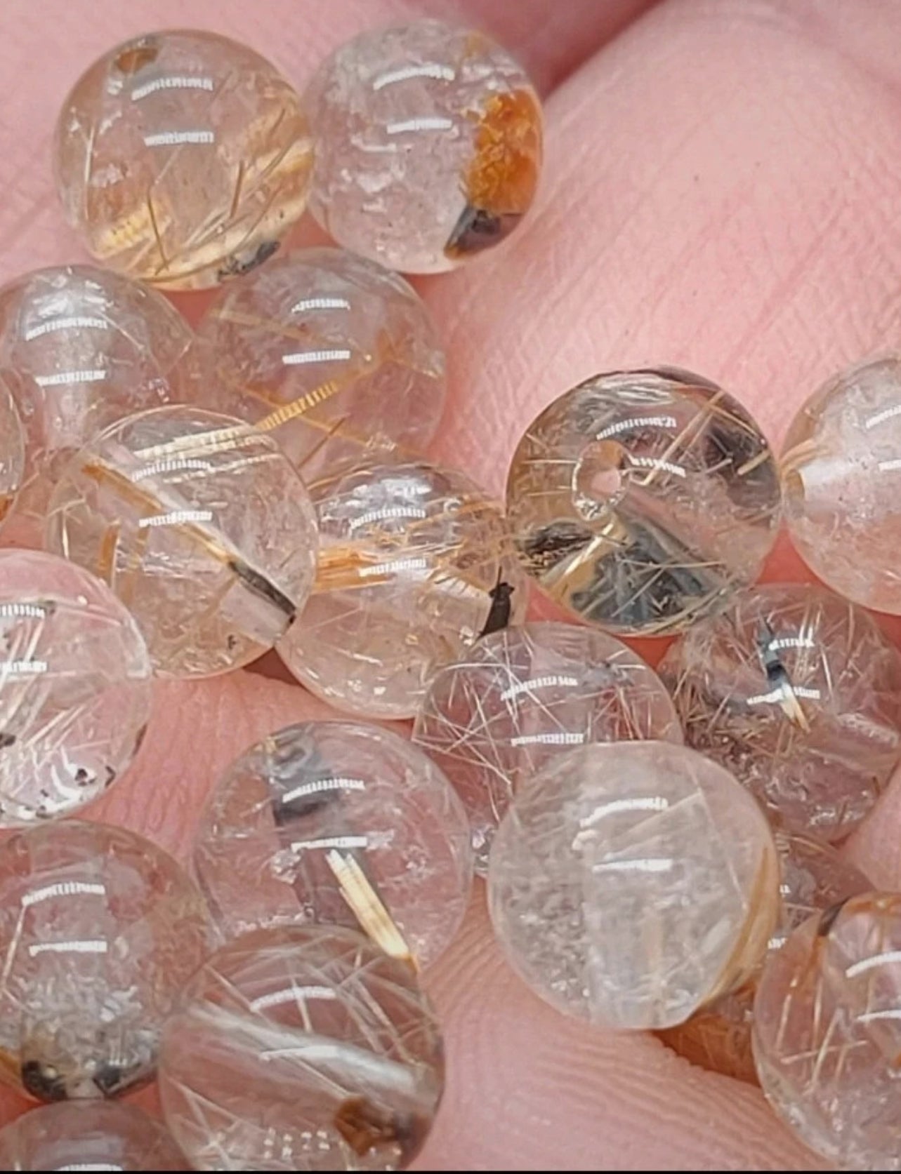 Perle en  cristal de roche avec inclusion en rutile et hématite A+ 6 mm - à l'unité