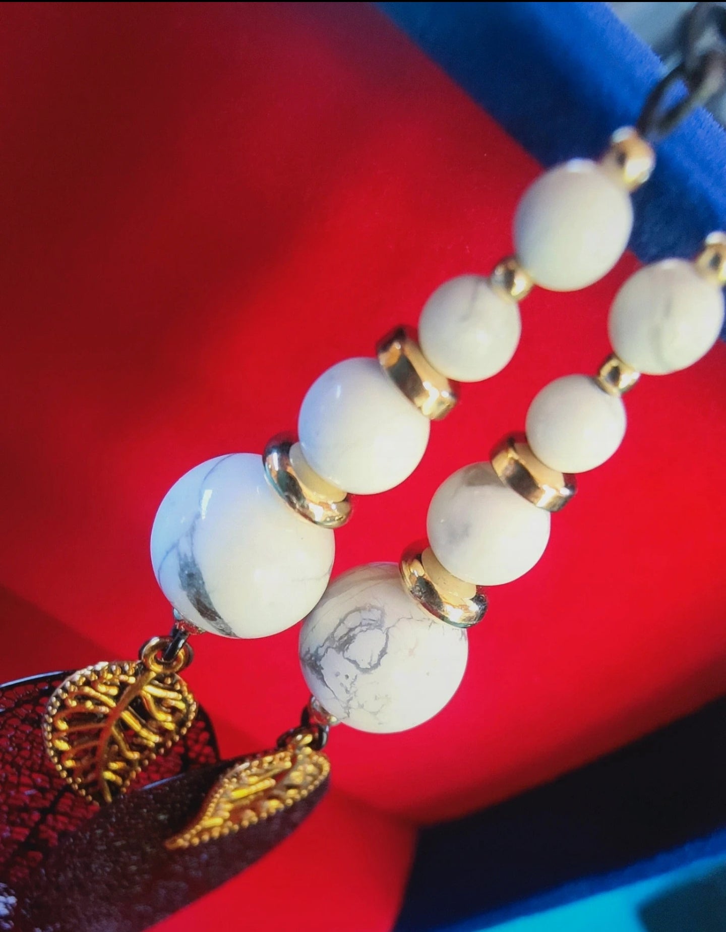 Parure Bracelet et boucle d'oreilles en Howlite blanche