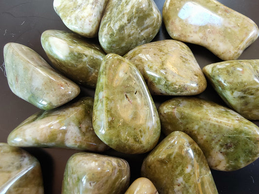Epidote - Pierre roulée - Qualité AB - Environ 30/35 mm