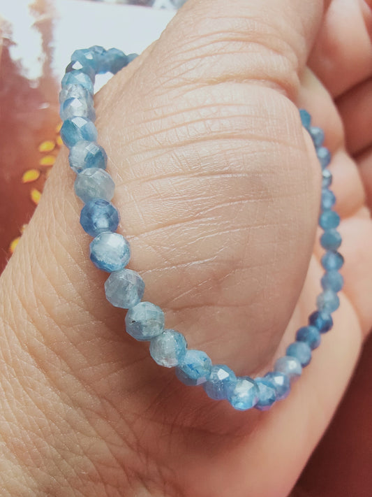 Bracelet en Cyanite bleue  - perles facettée de 4 mm - qualité 💎💎💎💎💎💎💎💎