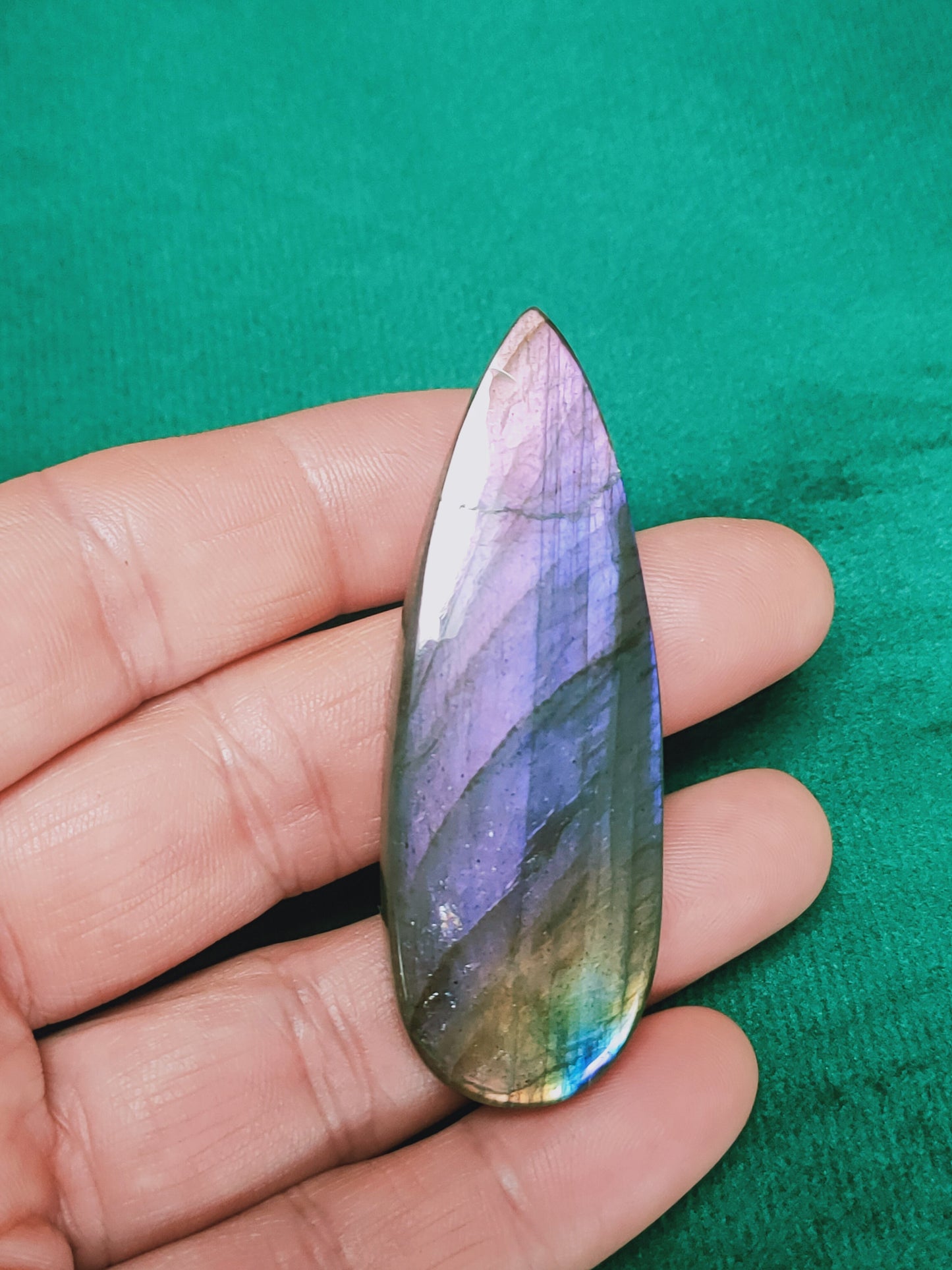 Cabochon en Labradorite violette type Spectrolite - Qualité EXCEPTIONNELLE collection - 105 Carats- 62 X 22 X 5 mm